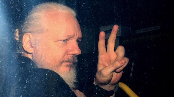 Nhà sáng lập WikiLeaks Julian Assange bị bắt ở London hồi tháng 4 - Ảnh: Getty/CNBC.
