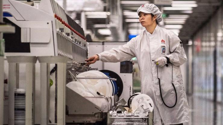 Một công nhân làm việc trong nhà máy của Huawei ở Đông Quản, Trung Quốc, tháng 4/2019 - Ảnh: Getty/CNBC.