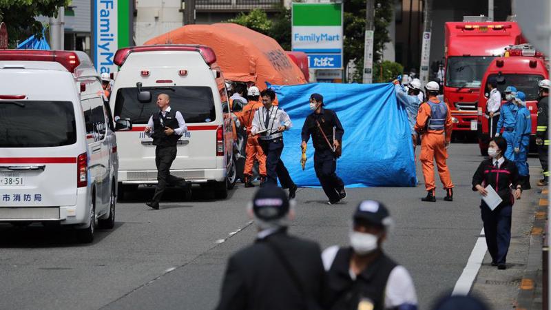 Lực lượng cứu hộ tại hiện trường vụ tấn công bằng dao ở trạm xe bus Nhật Bản sáng 28/5 - Ảnh: Getty/Bloomberg.