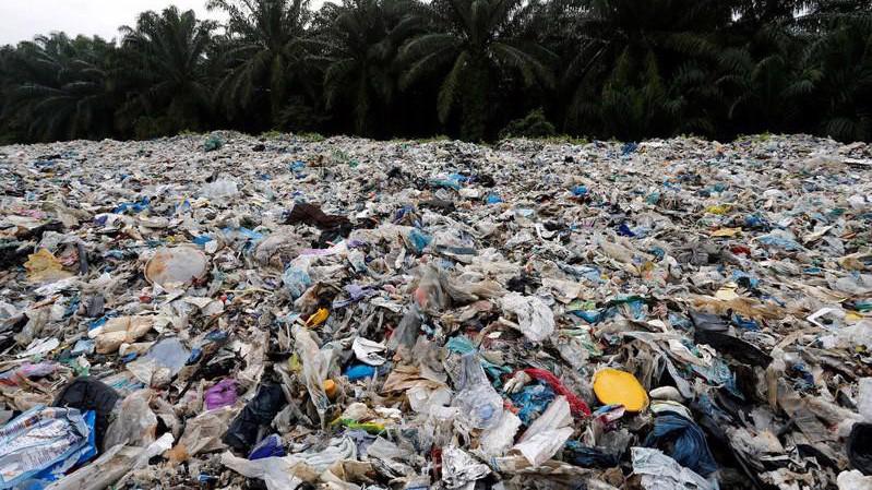 Bãi chứa rác thải nhựa bên ngoài một nhà máy tái chế bất hợp pháp ở Malaysia, tháng 10/2018 - Ảnh: Reuters.
