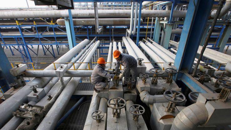 Bên trong một nhà máy lọc dầu của PetroChina ở Lan Châu, Cam Túc, Trung Quốc - Ảnh: Reuters/CNBC.