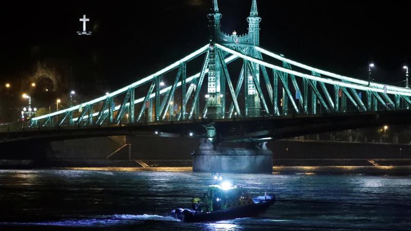 Một thuyền cứu hộ trên sông Danube sau vụ lật thuyền chở du khách Hàn Quốc ngày 29/5 - Ảnh: Reuters.
