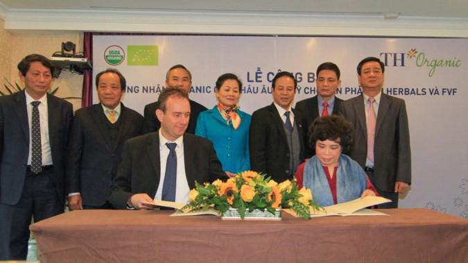 Bà Thái Hương, Nhà sáng lập và Tư vấn đầu tư tập đoàn TH ký kết triển khai tiêu chuẩn hữu cơ Châu Âu và Mỹ cho sản phẩm sữa TH true MILK ngày 17/12/2015.