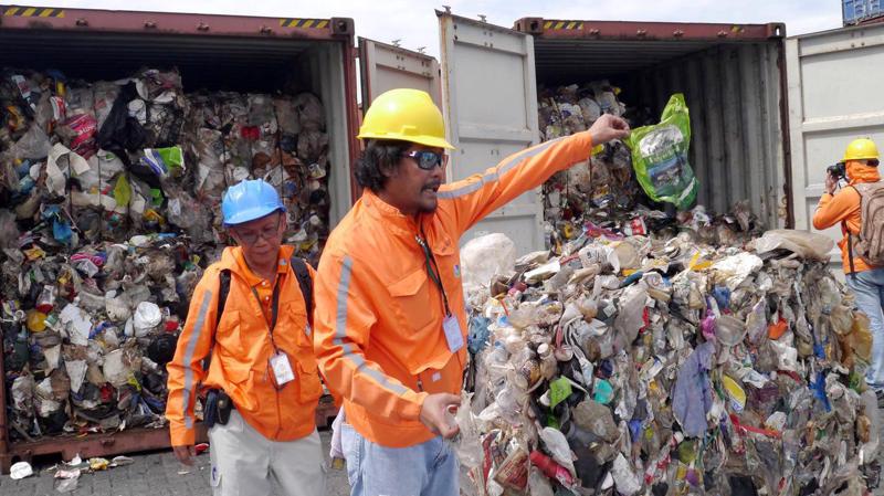 Hải quan Philippines kiểm tra lô rác từ Canada tại cảng Manila tháng 10/2014 - Ảnh: Reuters.