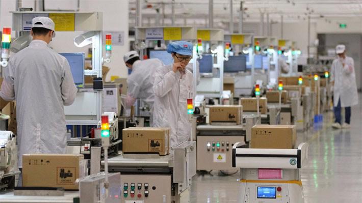 Nhân viên làm việc trong nhà máy sản xuất smartphone của Huawei ở Đông Quản, Trung Quốc, tháng 3/2019 - Ảnh: Reuters/SCMP.