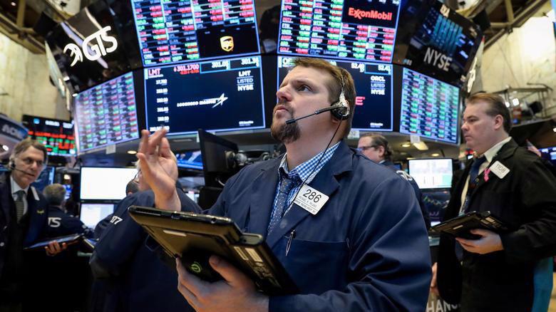 Các nhà giao dịch cổ phiếu trên sàn NYSE ở New York, Mỹ - Ảnh: Reuters.