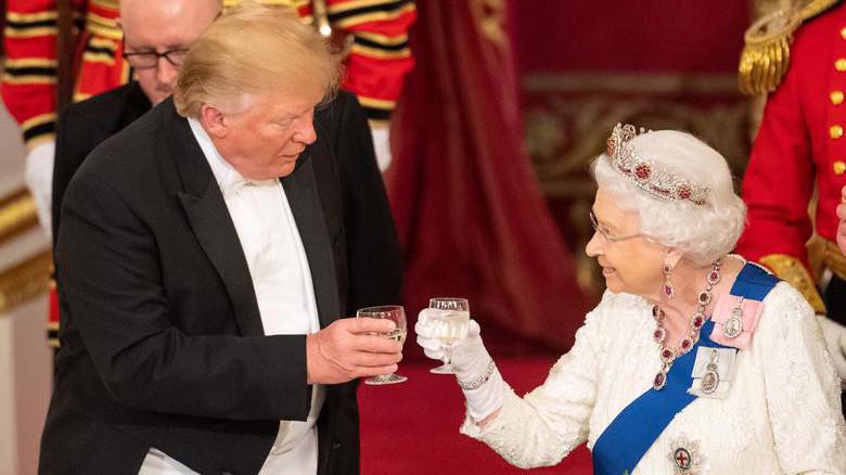 Tổng thống Mỹ Donald Trump (trái) và nữ hoàng Anh Elizabeth đệ nhị nâng ly trong quốc yến tại cung điện Buckingham ngày 3/6 - Ảnh: Reuters.