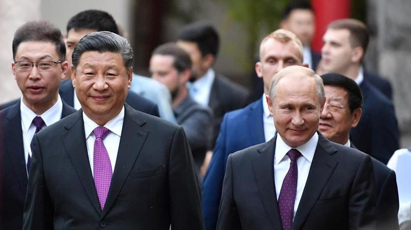 Chủ tịch Trung Quốc Tập Cận Bình (trái) và Tổng thống Nga Vladimir Putin thăm sở thú ở Moscow ngày 5/6 - Ảnh: Reuters.