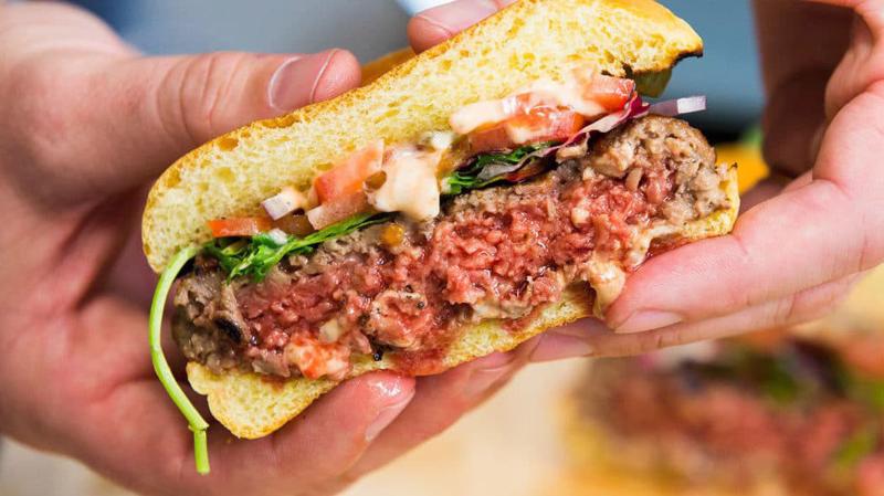 Bánh kẹp "thịt thực vật" Beyond Burger là sản phẩm chủ lực của Beyond Meat.