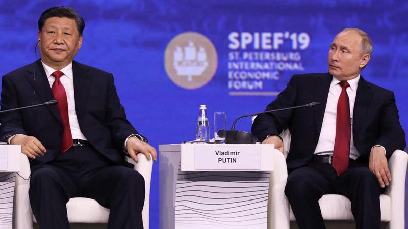 Chủ tịch Trung Quốc Tập Cận Bình (trái) và Tổng thống Nga Vladimir Putin tại Diễn đàn Kinh tế Quốc tế St. Petersburg (SPIEF) ngày 7/6 - Ảnh: Bloomberg.