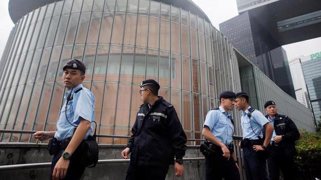 Cảnh sát Hồng Kông làm nhiệm vụ bên ngoài trụ sở nghị viện ngày 11/6 - Ảnh: Reuters.