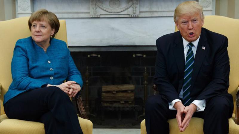 Thủ tướng Đức Angela Merkel (trái) và Tổng thống Mỹ Donald Trump - Ảnh: Bloomberg.