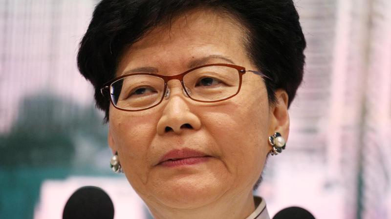 Trưởng đặc khu hành chính Hồng Kông Carrie Lam phát biểu tại cuộc họp báo ngày 15/6 - Ảnh: Reuters.
