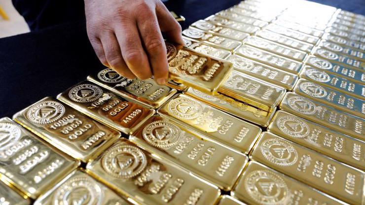 Đồng USD hồi phục cản trở đà tăng của giá vàng, nhưng giá kim loại quý này vẫn đang được hỗ trợ bởi khả năng FED hạ lãi suất - Ảnh: Reuters.