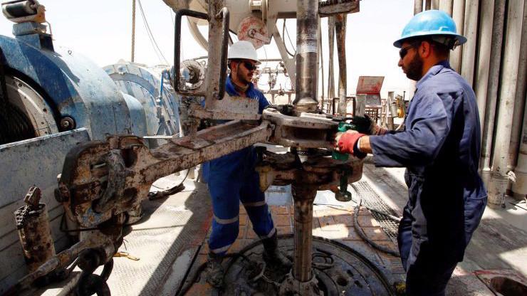 Những người công nhân làm việc trên một mỏ dầu ở Basra, Iraq - Ảnh: Reuters/CNBC.
