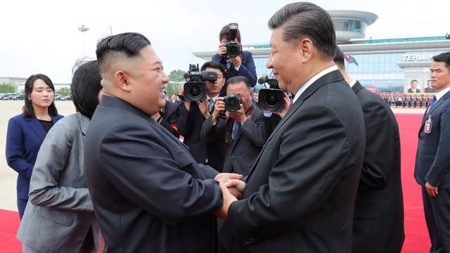 Nhà lãnh đạo Triều Tiên Kim Jong Un và Chủ tịch Trung Quốc Tập Cận Bình bắt tay trong chuyến thăm Bình Nhưỡng của ông Tập - Ảnh: KCNA/Reuters.