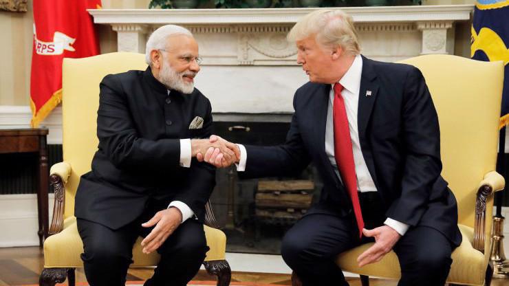 Thủ tướng Ấn Độ Narendra Modi (trái) và Tổng thống Mỹ Donald Trump tại cuộc gặp ở Nhà Trắng vào tháng 6/2017 - Ảnh: Reuters/CNBC.