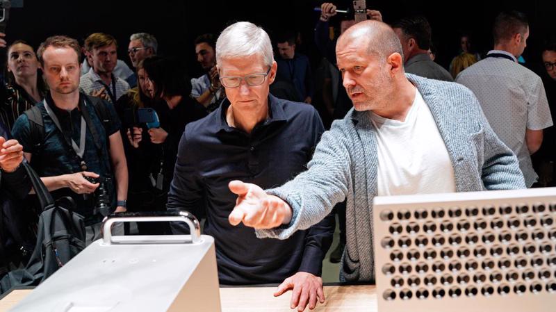 CEO Tim Cook (trái) và Giám đốc thiết kế Jony Ive của Apple - Ảnh: Reuters.