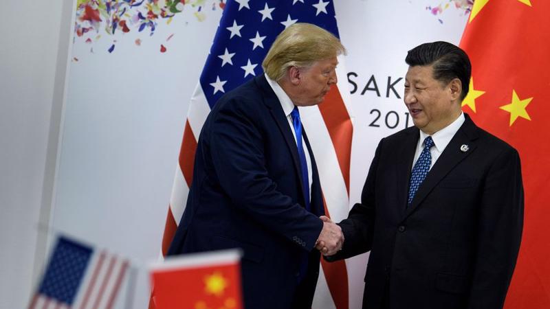 Tổng thống Mỹ Donald Trump (trái) và Chủ tịch Trung Quốc Tập Cận Bình trong cuộc gặp ở Osaka, Nhật Bản ngày 29/6 - Ảnh: Bloomberg.