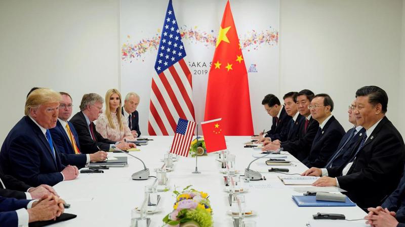 Tổng thống Mỹ Donald Trump và Chủ tịch Trung Quốc Tập Cận Bình cùng các quan chức hai nước khi bắt đầu cuộc gặp song phương ngày 29/6 tại Osaka, Nhật Bản - Ảnh: Reuters.
