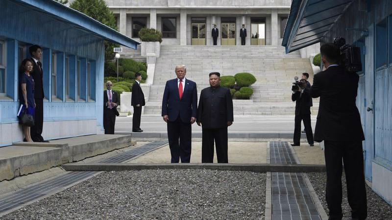 Tổng thống Mỹ Donald Trump và Chủ tịch Triều Tiên Kim Jong Un đứng trên lãnh thổ Triều Tiên trong cuộc gặp ngày 30/6 - Ảnh: AP/Bloomberg.