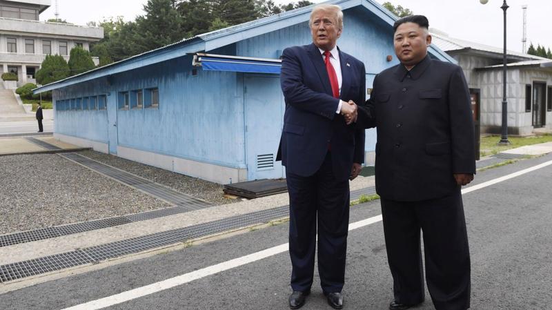 Tổng thống Mỹ Donald Trump (trái) và Chủ tịch Triều Tiên Kim Jong Un trong cuộc gặp ngày 30/6 ở biên giới giữa hai miền bán đảo Triều Tiên - Ảnh: AP/Bloomberg.