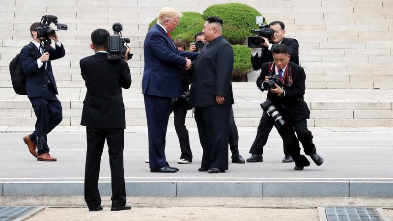 Tổng thống Mỹ Donald Trump và Chủ tịch Triều Tiên Kim Jong Un trong cuộc gặp ở biên giới Hàn-Triều ngày 30/6 - Ảnh: Getty/Bloomberg.