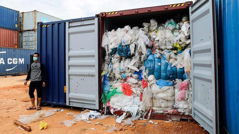 Một container chứa rác thải nhựa ở cảng Batam của Indonesia - Ảnh: Getty/Bloomberg.
