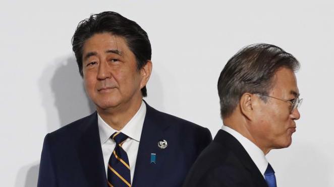 Thủ tướng Nhật Bản Shinzo Abe (trái) và Tổng thống Hàn Quốc Moon Jae-in tại hội nghị thượng đỉnh khối G20 ở Osaka Nhật Bản hôm 29-30/6 - Ảnh: Getty/CNBC.