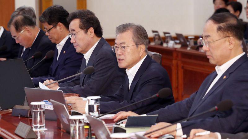 Tổng thống Hàn Quốc Moon Jae-in trong cuộc họp với doanh nghiệp trong nước ngày 10/7 - Ảnh: Yonhap/Bloomberg.