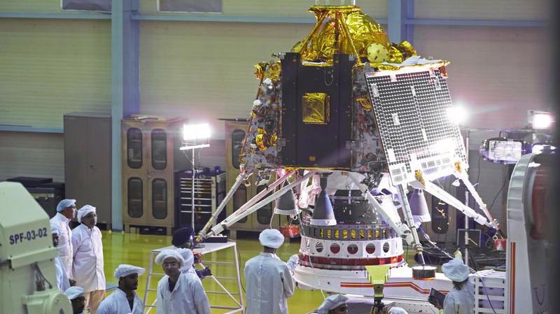 Các nhà khoa học của Ấn Độ bên tàu đổ bộ mà nước này dự kiến phóng lên Mặt Trăng, tại Tổ chức Nghiên cứu vũ trụ Ấn Độ (ISRO) ở Bengaluru, hôm 12/6/2019 - Ảnh: Bloomberg.