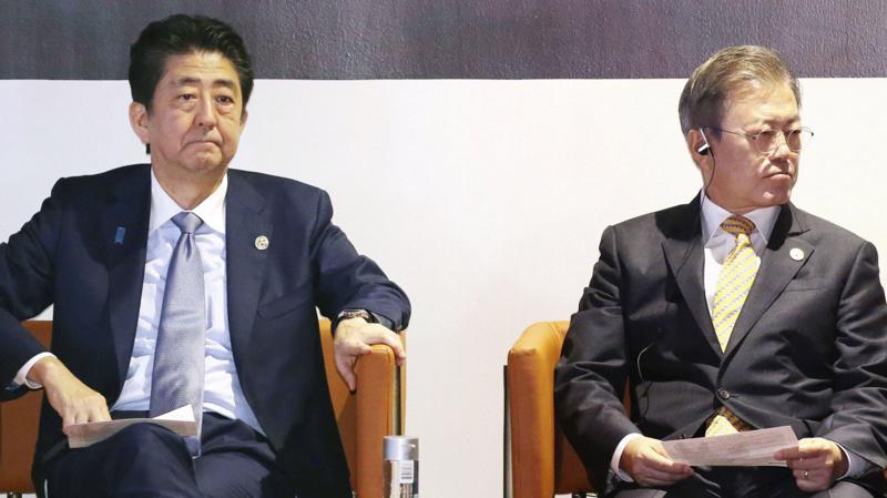 Thủ tướng Nhật Bản Shinzo Abe (trái) và Tổng thóng Hàn Quốc Moon Jae-in tại thượng đỉnh G20 ở Osaka, Nhật Bản tháng 6/2019 - Ảnh: Kyodo.