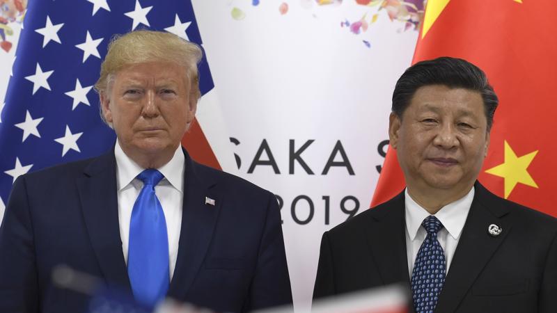 Tổng thống Mỹ Donald Trump (trái) và Chủ tịch Trung Quốc Tập Cận Bình tại hội nghị thượng đỉnh G20 ở Osaka, Nhật Bản, tháng 6/2019 - Ảnh: Reuters.