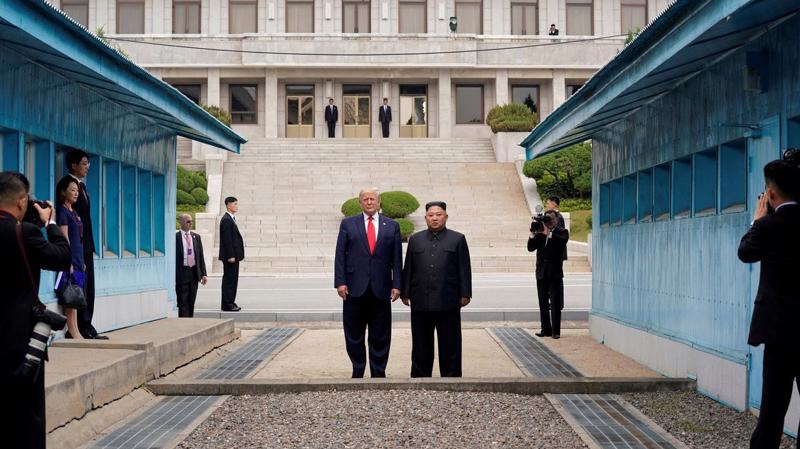 Tổng thống Mỹ Donald Trump và nhà lãnh đạo Triều Tiên Kim Jong Un trong cuộc gặp tại biên giới Hàn-Triều ngày 30/6 - Ảnh: Reuters.