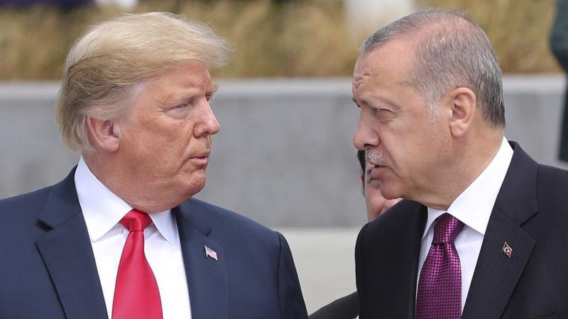 Tổng thống Mỹ Donald Trump (trái) và Tổng thống Thổ Nhĩ Kỳ Tayyip Erdogan trong một cuộc gặp ở Bỉ vào tháng 7/2018 - Ảnh: AP/WP.