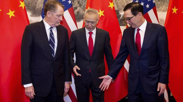 Từ trái qua: Đại diện thương mại Mỹ Robert Lighthizer, Phó thủ tướng Trung Quốc Lưu Hạc, và Bộ trưởng Bộ Tài chính Mỹ Steven Mnuchin - Ảnh: AP.