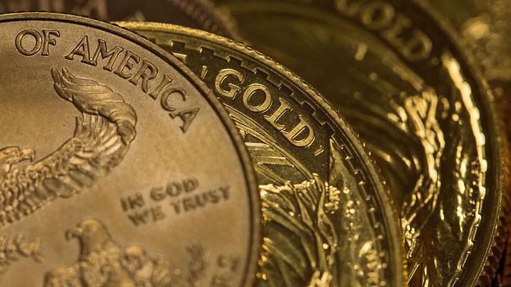 Khả năng FED chỉ giảm lãi suất 0,25 điểm phần trăm đang đặt ra áp lực giảm giá vàng - Ảnh: Bloomberg/CNBC.