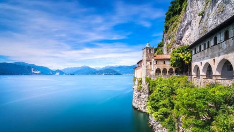 Ngôi làng Monti Sciaga nhìn ra hồ Maggiore, thuộc vùng núi Ticino, Thuỵ Sỹ - Ảnh: Getty Iamges.