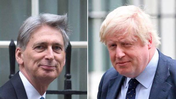 Bộ trưởng Bộ Tài chính Anh Philip Hammond (trái) và ứng viên Thủ tướng Anh Boris Johnson - Ảnh: Telegraph.