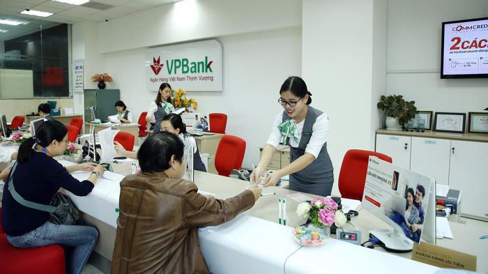 Khách hàng giao dịch tại VPBank.