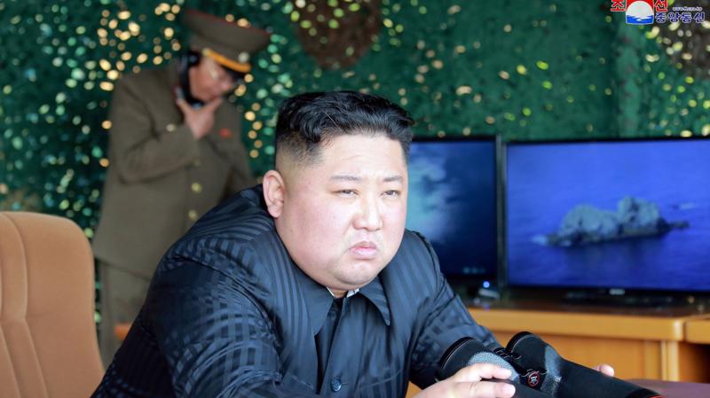 Nhà lãnh đạo Triều Tiên Kim Jong Un thị sát một cuộc tập trận quân đội nước này hồi tháng 4/2019 - Ảnh: KCNA/Reuters.