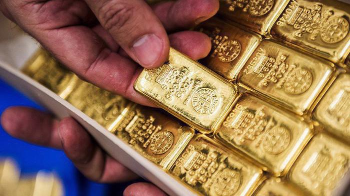 Đồng USD mạnh lên đang gây áp lực giảm giá đối với vàng quốc tế - Ảnh: Reuters/CNBC.