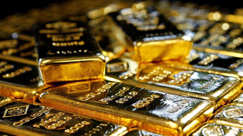 Giá vàng tiếp tục được hỗ trợ bởi khả năng FED hạ lãi suất, nhưng cũng chịu sức ép từ đồng USD mạnh lên - Ảnh: Reuters.