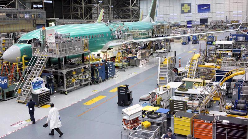 Bên trong nhà máy sản xuất máy bay Boeing ở Renton, Washington, tháng 12/2015 - Ảnh: Reuters.