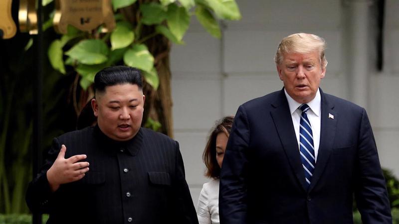 Nhà lãnh đạo Triều Tiên Kim Jong Un (trái) và Tổng thống Mỹ Donald Trump trong cuộc gặp ở Hà Nội tháng 2/2019 - Ảnh: Reuters.