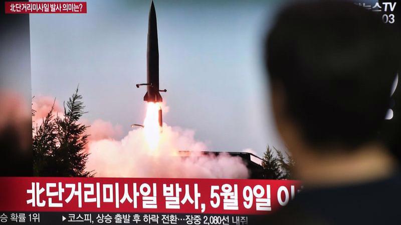Một màn hình TV ở Seoul phát sóng bản tin có hình ảnh do Triều Tiên công bố về vụ phóng tên lửa của nước này hôm 25/7 - Ảnh: Getty/Bloomberg.