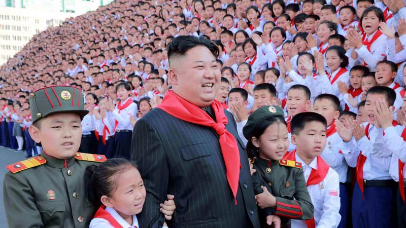 Nhà lãnh đạo Kim Jong Un trong một cuộc gặp với các em thiếu nhi Triều Tiên - Ảnh: KCNA.