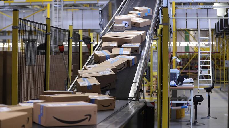 Tháng trước, Amazon tuyên bố giao hàng trong 1 ngày đã trở thành dịch vụ sẵn có cho hơn 10 triệu khách hàng Prime - Ảnh: Bloomberg/MarketWatch.