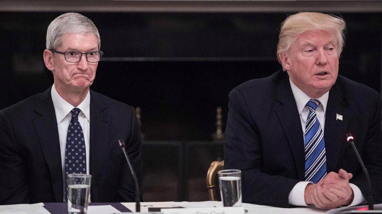 CEO Tim Cook (trái) của Apple trong một cuộc gặp với Tổng thống Donald Trump - Ảnh: Reuters.