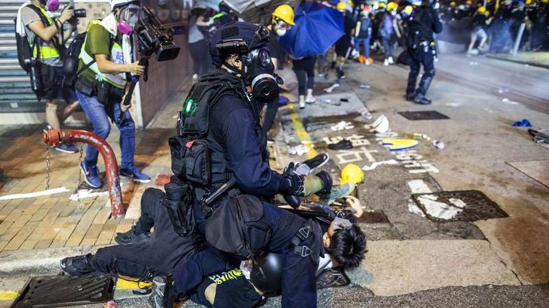 Cảnh sát Hồng Kông trấn áp người biểu tình hôm 28/7 - Ảnh: Bloomberg.